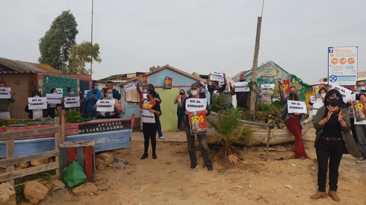 La Casería se ha manifestado contra el derribo de las casetas de la playa