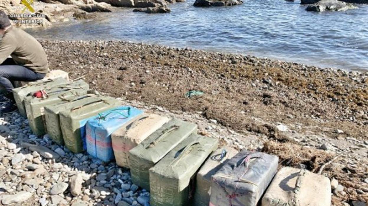 Dos detenidos en Algeciras tras volcar embarcación con más de 1.500 kilos de hachís