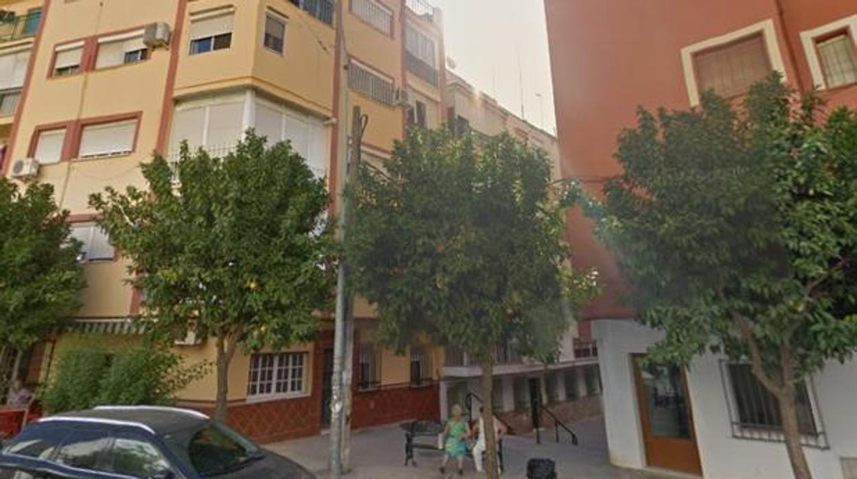 Bloque de viviendas afectado por el incendio provocado en la calle Valldemosa de Camas