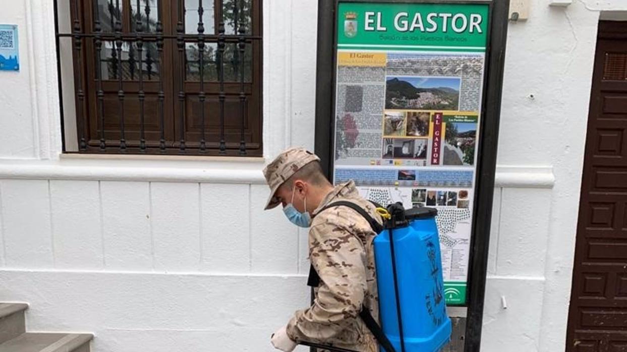 Un infante de marina en labores de desinfección en El Gastor el pasado mes de abril