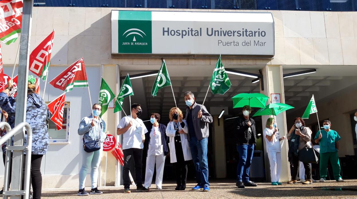 Concentración de sanitarios este lunes en el Hospital Puerta del Mar de Cádiz.