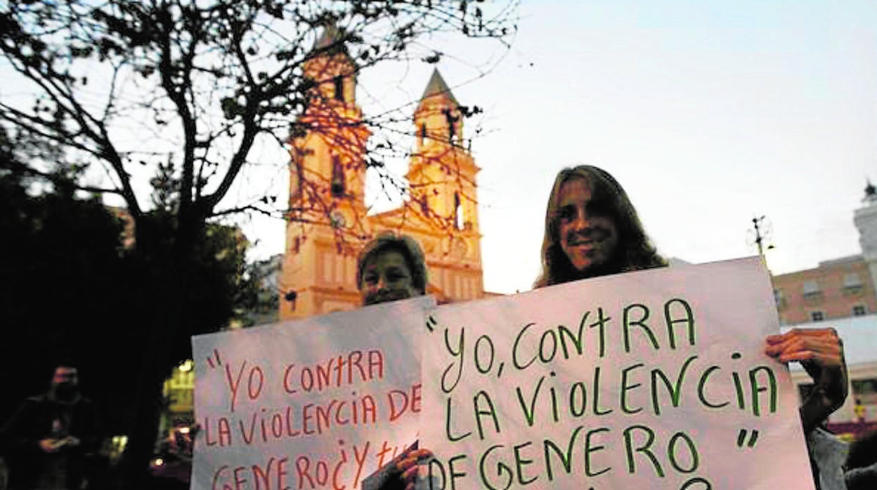 Imagen de una manifestación contra la violencia de género en la capital gaditana.