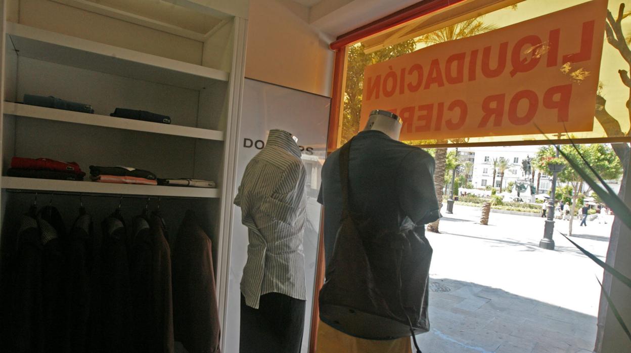 Escaparate de una tienda de ropa en liquidación por cierre