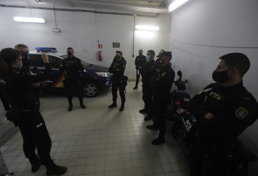 Los agentes reciben indicaciones antes de salir de Comisaría.