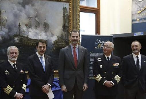 El Rey y las autoridades de la Armada acompañaron al pintor Augusto Ferrer-Dalmau y a Arturo Pérez-Reverte en el Museo Naval de Madrid