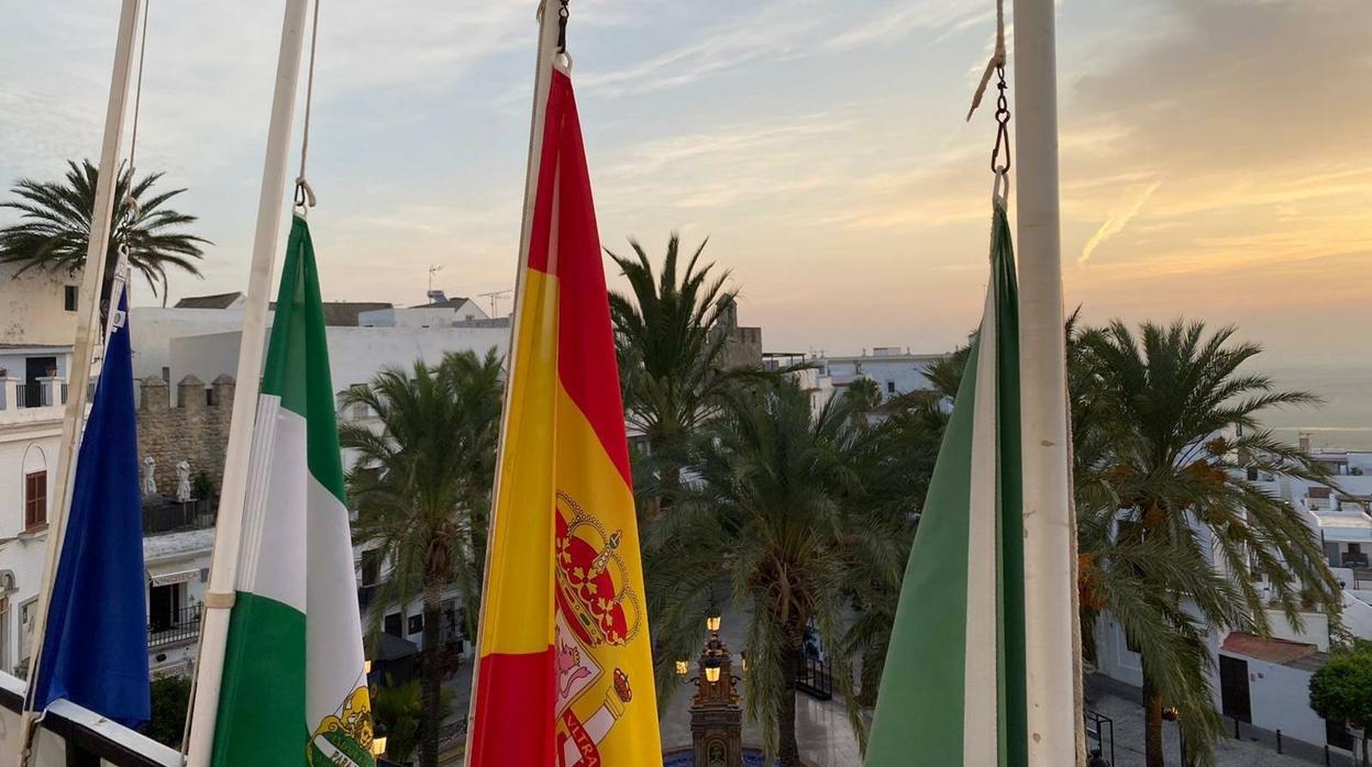 Banderas a media aasta en Vejer.