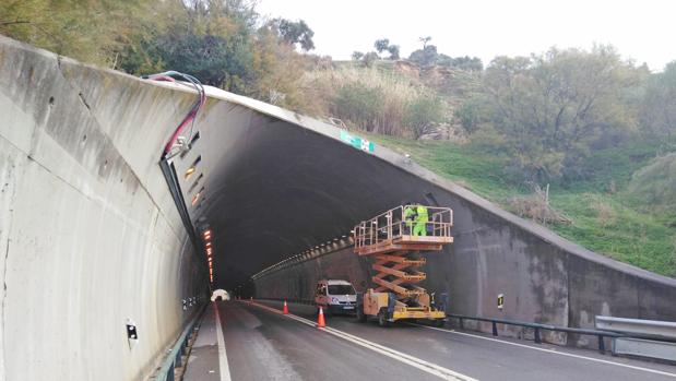 La Junta realiza una actuación de mejora y eficiencia energética en un túnel de la A-384