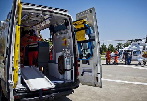 Ambulancia y helicóptero de EPES (Empresa Pública de Emergencias Sanitarias).