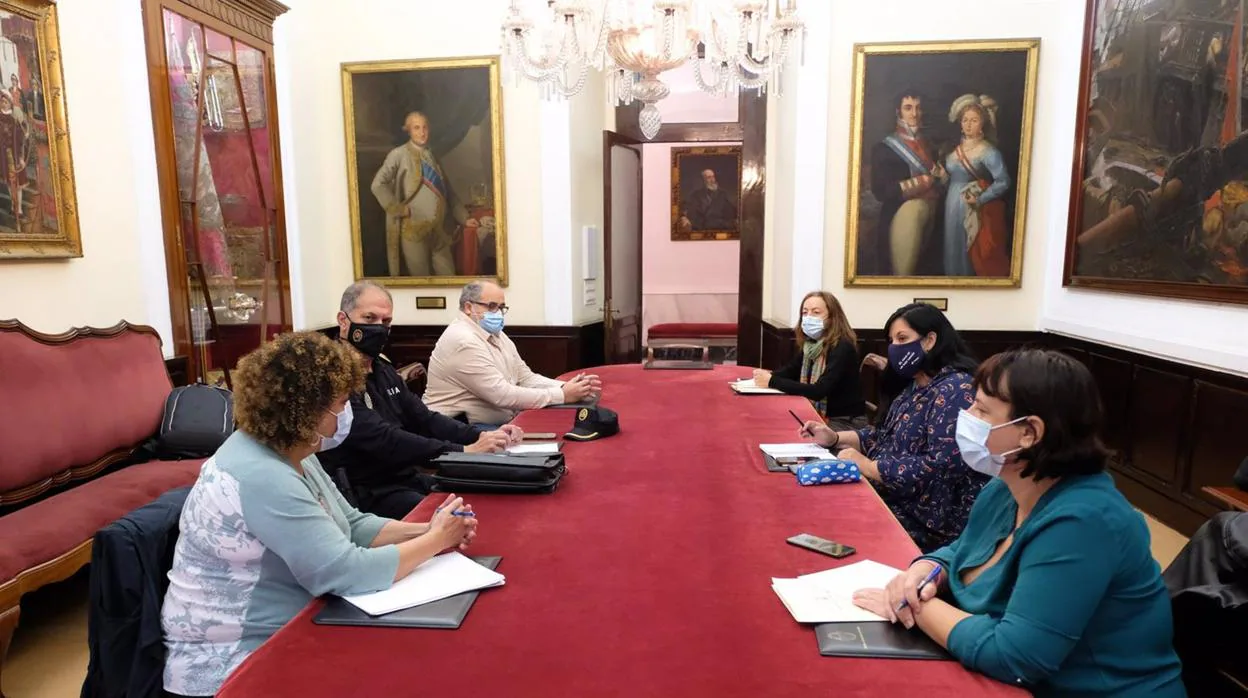 El Ayuntamiento realizará charlas de sensibilización sobre la Covid-19 en institutos de Cádiz