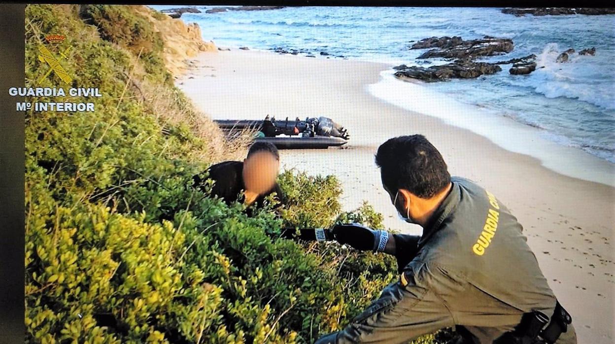 Detenido en Punta Paloma tras una persecución el tripulante de una embarcación cargada con gasolina