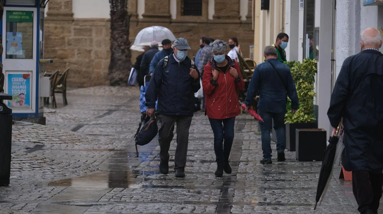 Gaditanos pasean con mascarilla, el sábado en Cádiz capital.