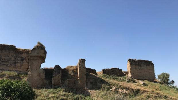 Luz verde a la restauración de la muralla del castillo de Lora del Río gracias al programa del «1,5% Cultural»