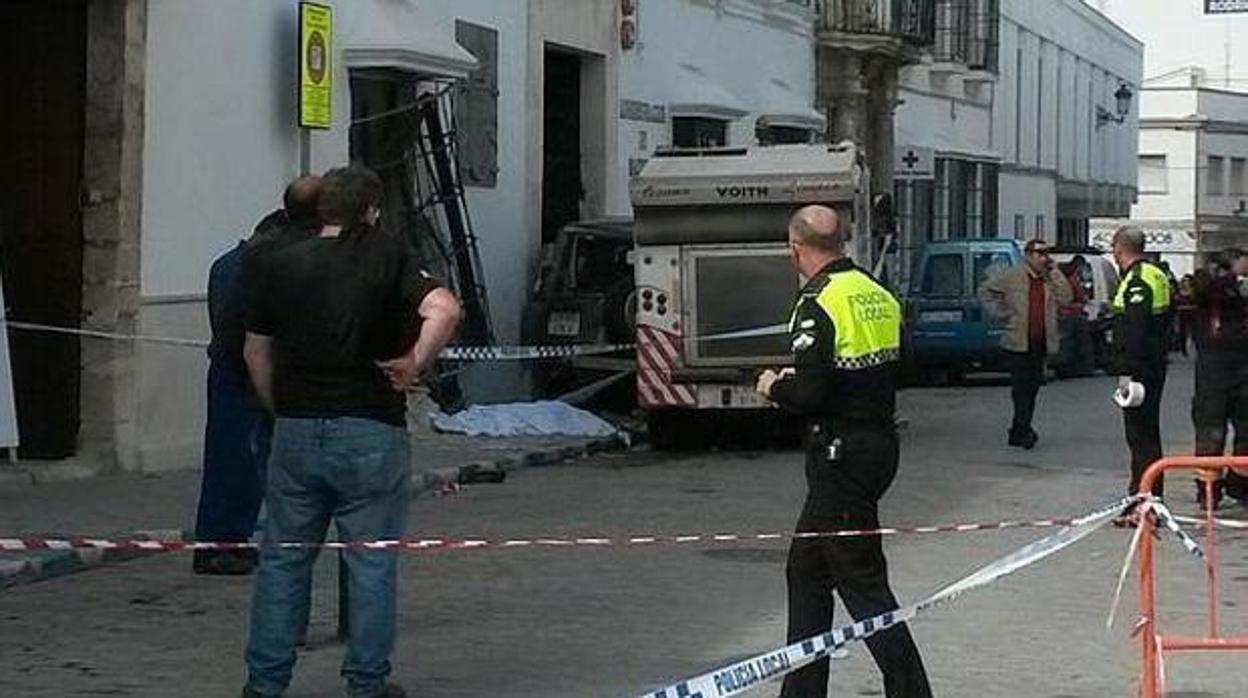 Una máquina barredora chocó contra un coche estacionado que arrolló al peatón