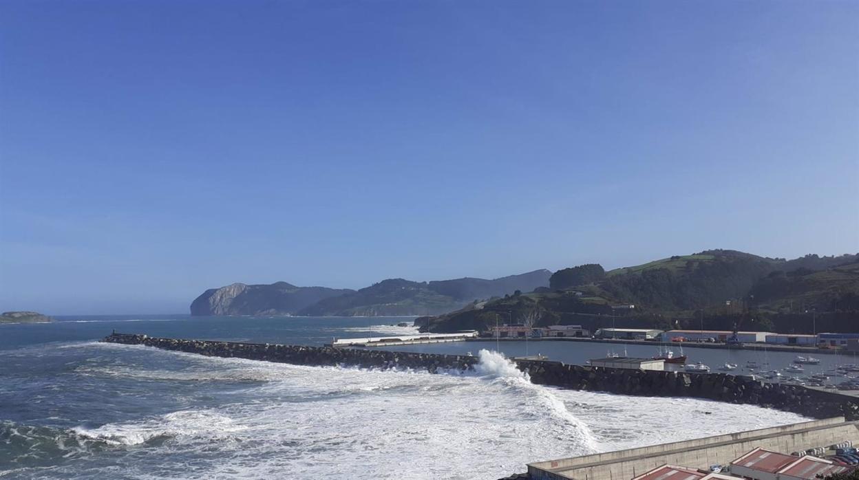 El tiempo en Cádiz: aviso naranja y amarillo este domingo por fuerte oleaje