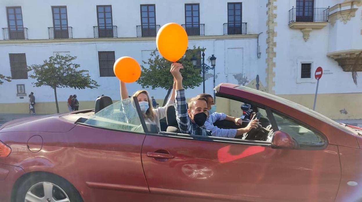 Kichi critica que concejales del PP protesten contra la Ley Celaa en un coche descapotable