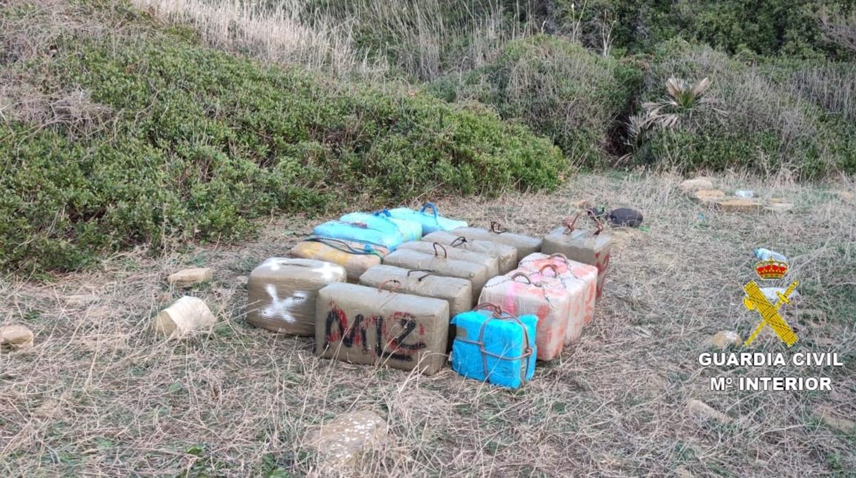 Tres detenidos cuando alijaban 500 kilos de hachís en una playa de Tarifa