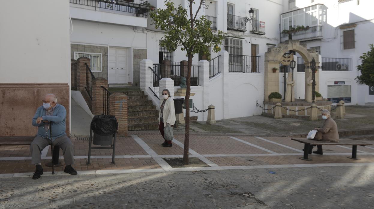 Varios ancianos ayer en una plaza de Arcos, uno de los municipios con mayor incidencia.