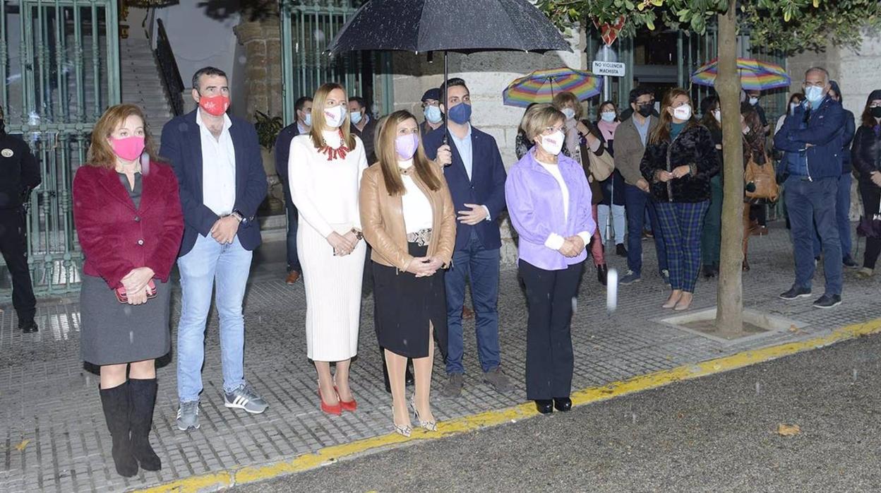 Minuto de silencio guardado a las puertas de la Institución Provincial