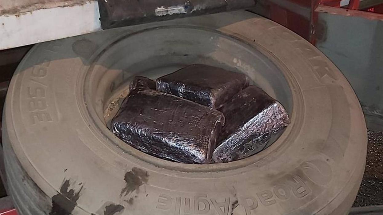 Ocultaba 11 kilos de hachís en la rueda de repuesto de un vehículo que llegaba al puerto de Algeciras