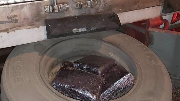 Ocultaba 11 kilos de hachís en la rueda de repuesto de un vehículo que llegaba al puerto de Algeciras