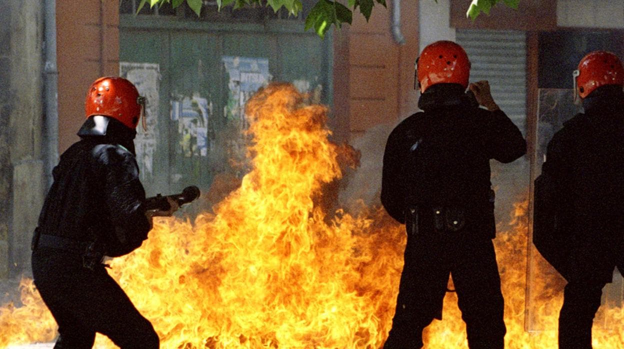 Efectivos de la Ertzaintza ante el fuego producido por cócteles molotov lanzados por jóvenes radicales.