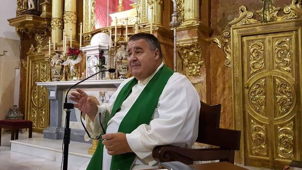 El Obispado de Cádiz prohíbe al expárroco de Conil ejercer el sacerdocio