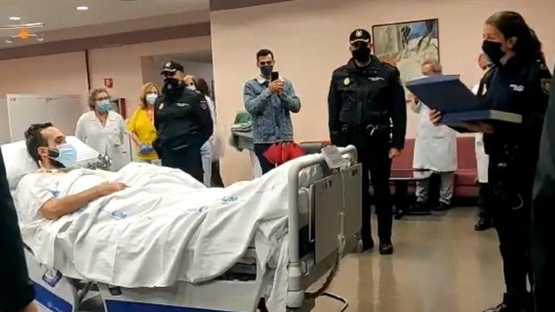 El Policía Nacional arrollado por una narcos en Algeciras sale del hospital de Getafe ovacionado