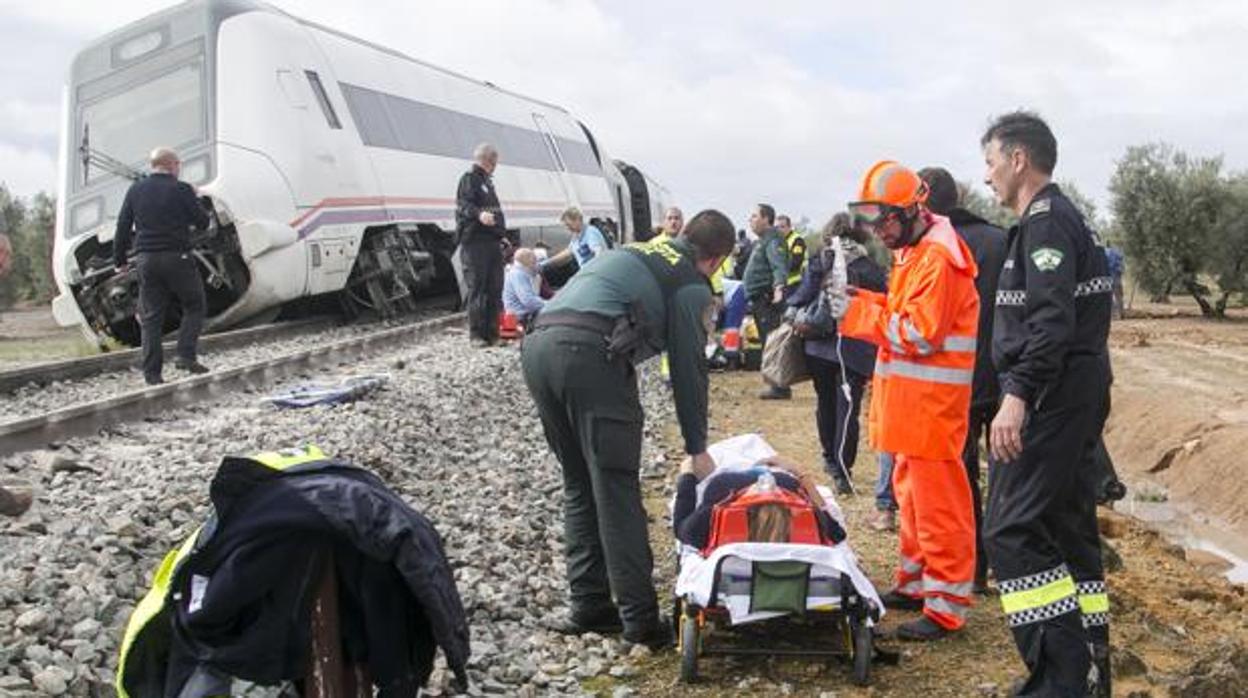 Momento en el que asisten a los viajeros accidentados del tren