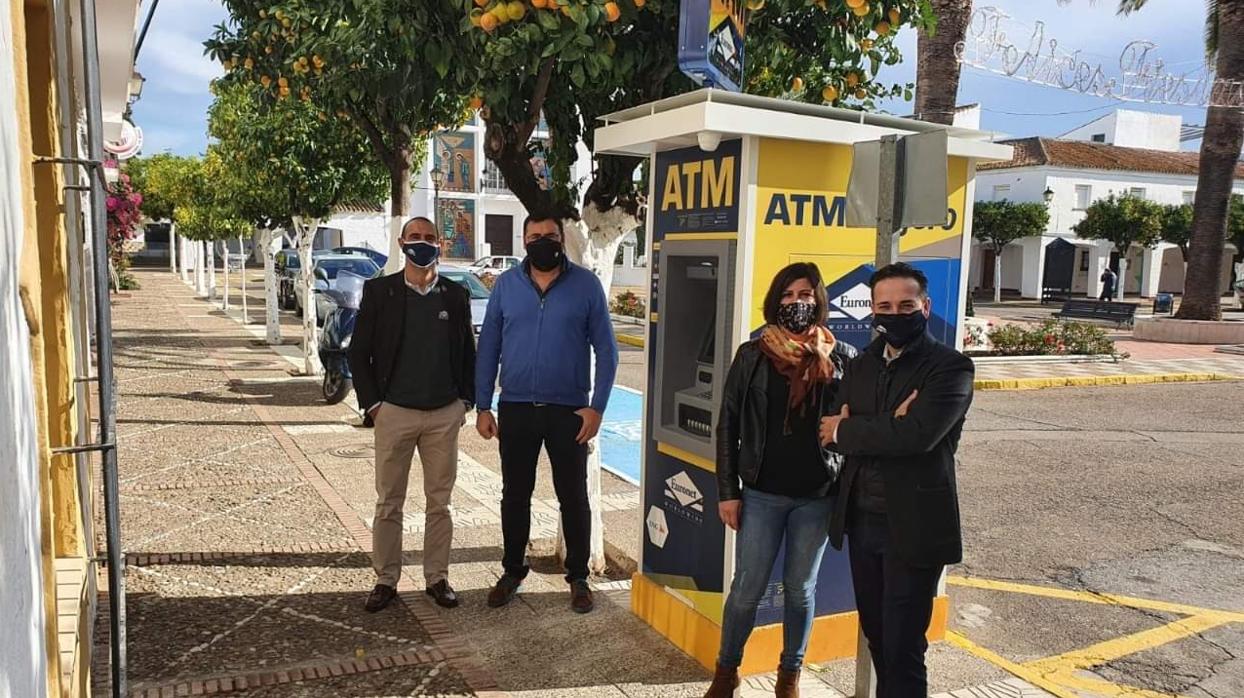 Los representantes de Euronet Wordwide flanquean a la alcaldesa pedánea de Torre de la Reina y al regidor de Guillena