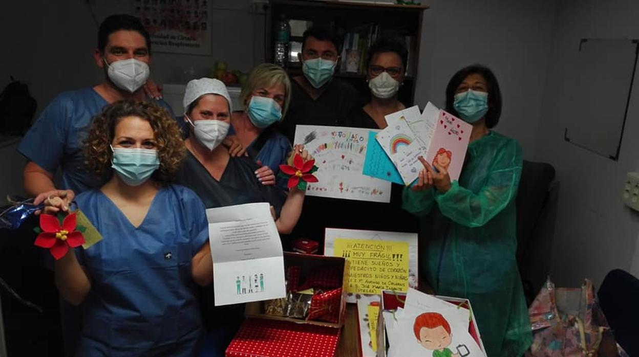 Las cajas con regalos de los alumnos utreranos ya han llegado a los profesionales y enfermos del hospital