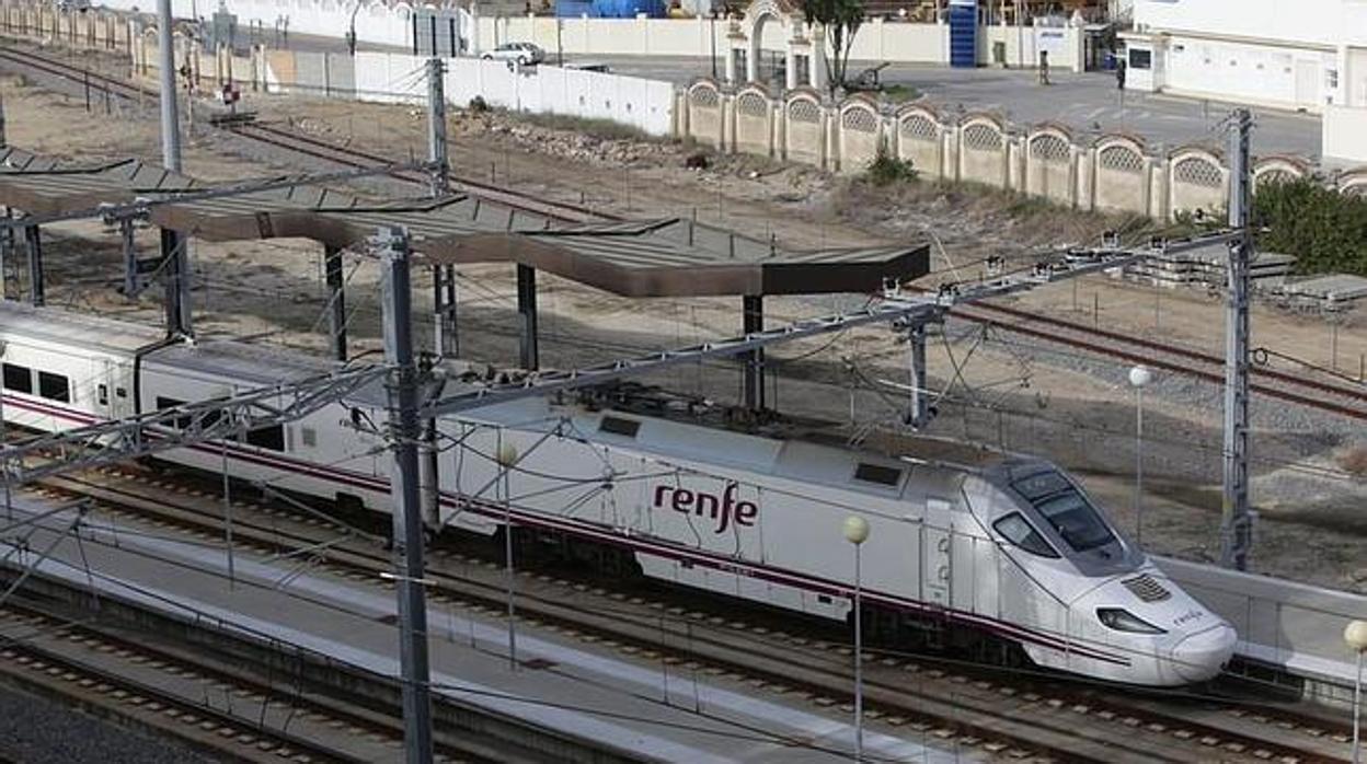 Salida de un Alvia de la estación de Cádiz