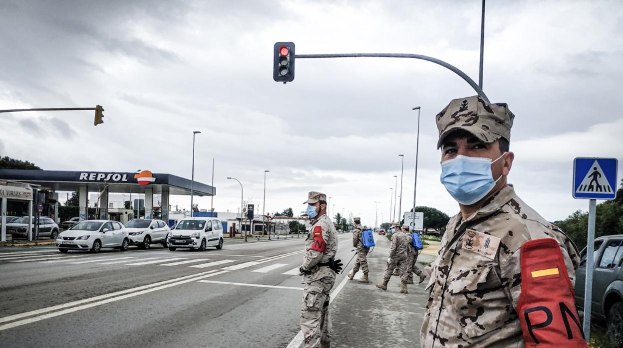 La Policía Naval del Tercio de Armada auxilia en un accidente de tráfico durante el regreso del ejercicio FTX ARD