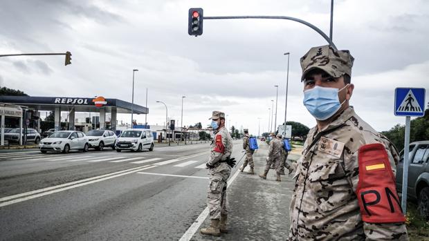 La Policía Naval del Tercio de Armada auxilia en un accidente de tráfico durante el regreso del ejercicio FTX ARD