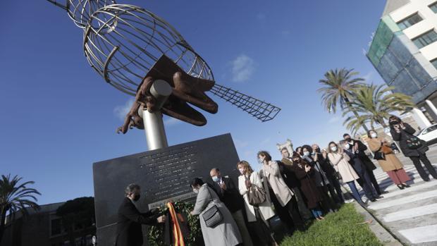 Cádiz rinde honor a la Constitución en un acto rápido y sin himno