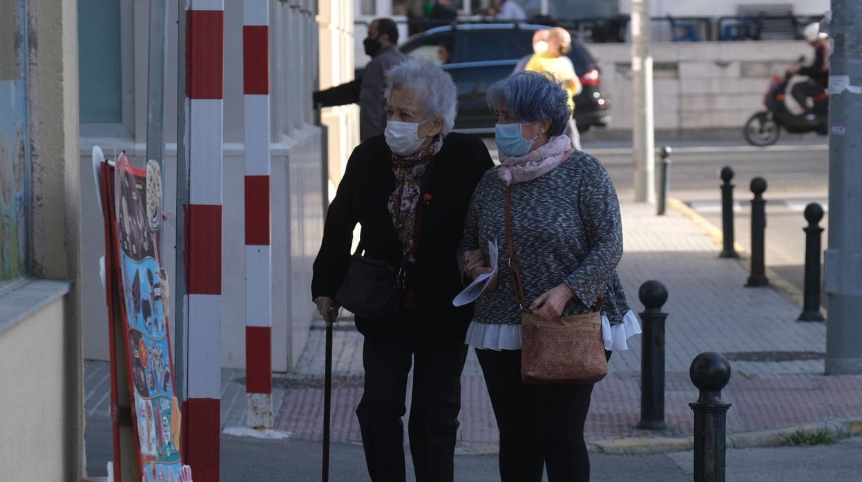 Dos mujeres paseando por las calles de Cádiz.