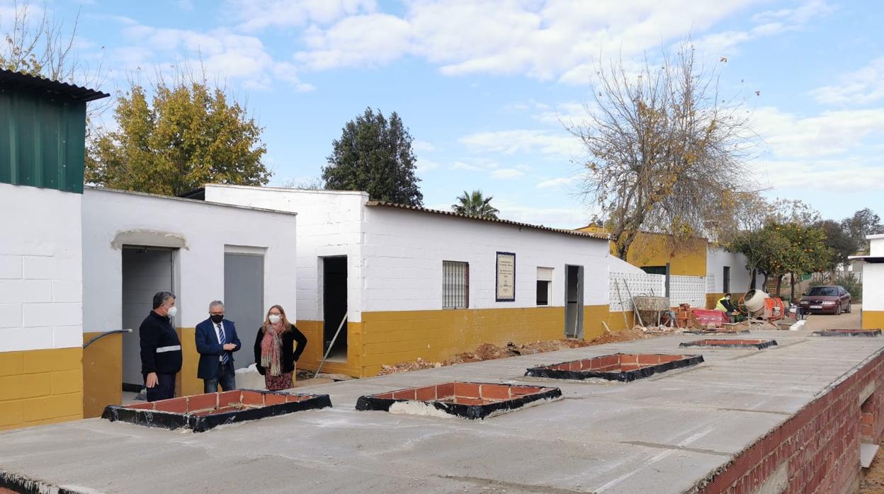 Visita de las autoridades municipales de Bormujos a las instalaciones del refugio de animales del Aljarafe