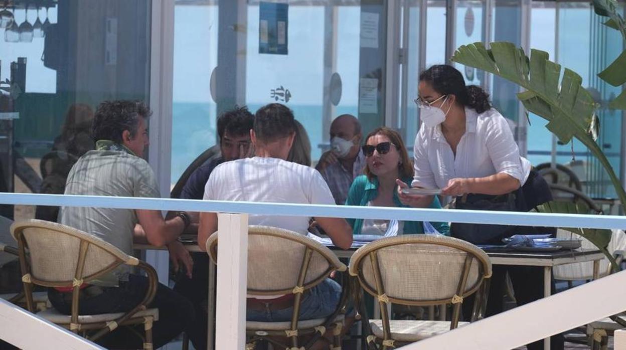 Varios clientes en una terraza de un restaurante de Cádiz.