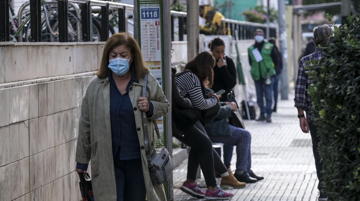 Cádiz vuelve a superar los 200 contagios el día antes de abrir los municipios y permitir la movilidad