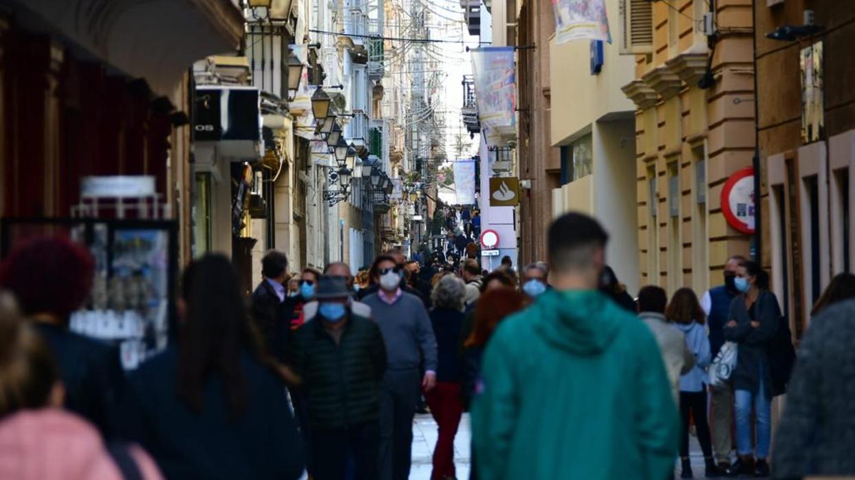 Las calles comerciales de la capital se llenaron de público.