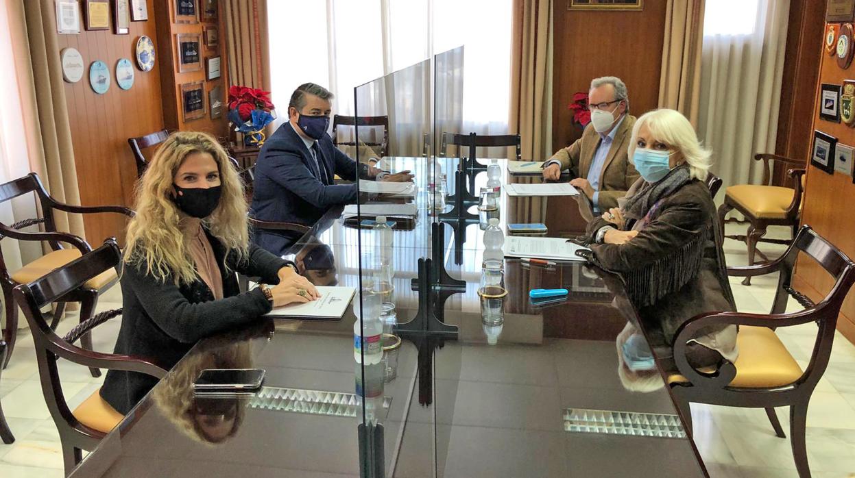 Reunión mantenida entre el viceconsejero de Presidencia, Antonio Sanz. la delegada del Gobierno de la Junta en Cádiz, Ana Mestre, y la presidenta de la Autoridad Portuaria de la Bahía de Cádiz, Teófila Martínez.