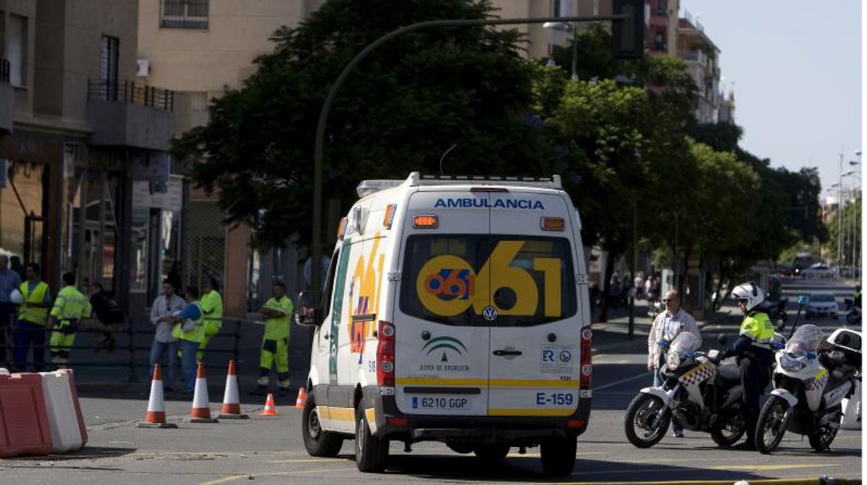 Una ambulancia del servicio 061