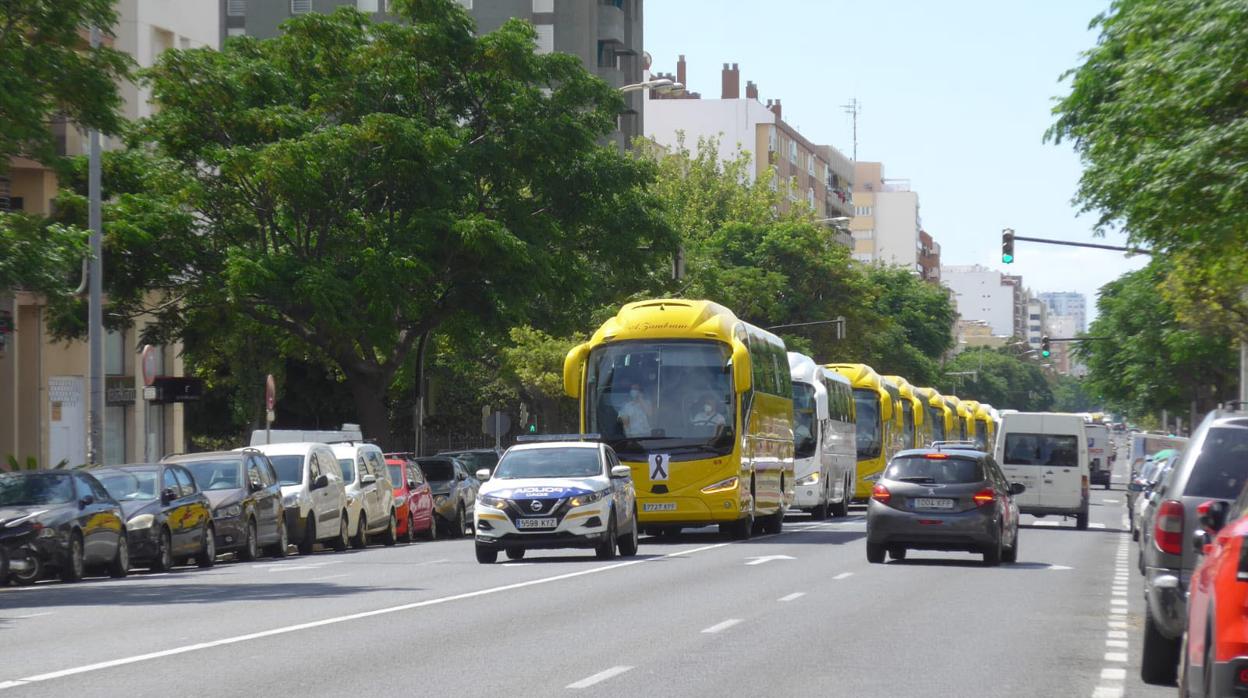 Caravana de autobuses escoltados por la Policía Local, durante la manifestación de junio.