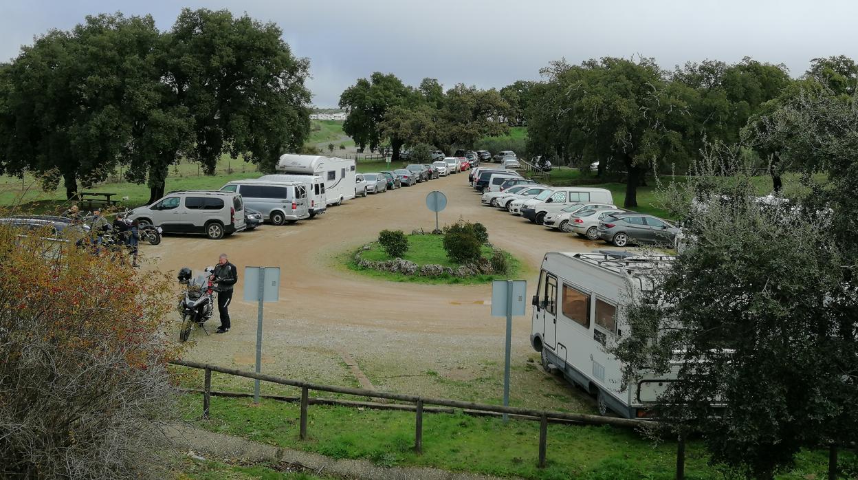 Aparcamiento del Monumento Natural Cerro del Hierro en la mañana de ayer