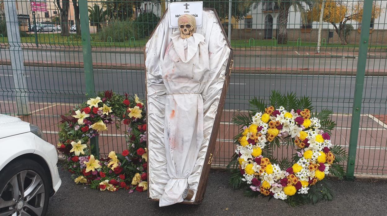 La protesta ha simbolizado el funeral de Doña Hostelería tras meses de pandemia