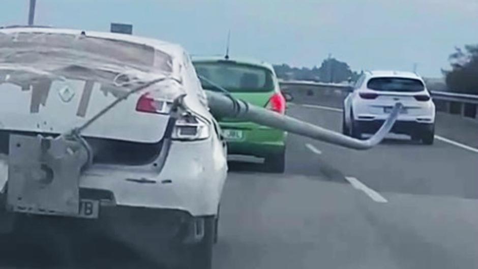 Vídeo: Graban a un conductor llevando una farola en su coche por las carreteras de Cádiz