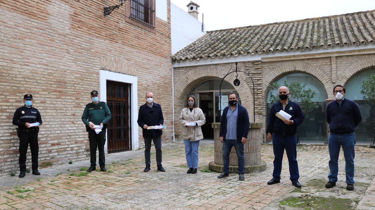 Representantes de los colectivos que lucharon en primera línea contra el Covid en Lora del Río