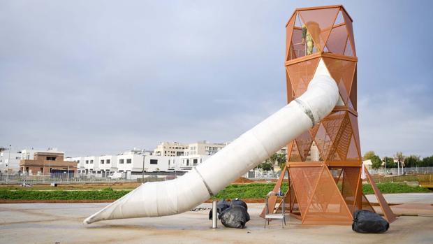 Instalados los primeros juegos infantiles del Parque Central de Mairena del Aljarafe