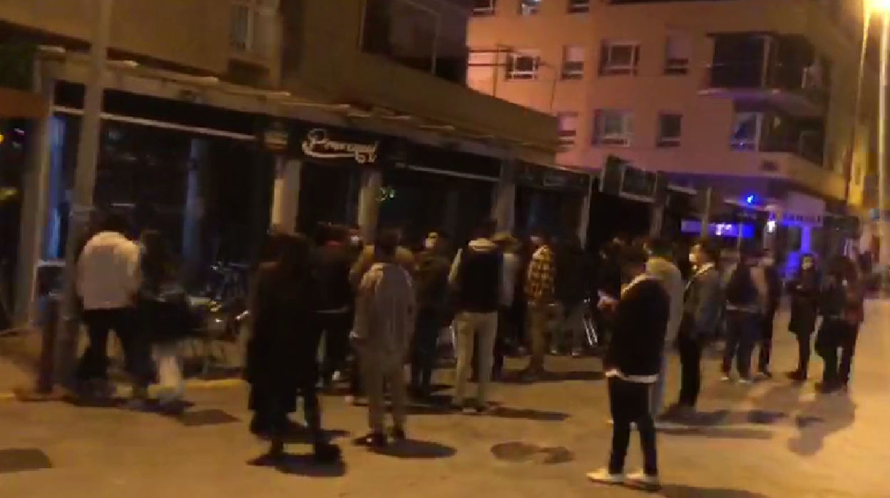 Clientes en la puerta de un bar en el Paseo Marítino, tras su cierre a las seis de la tarde.