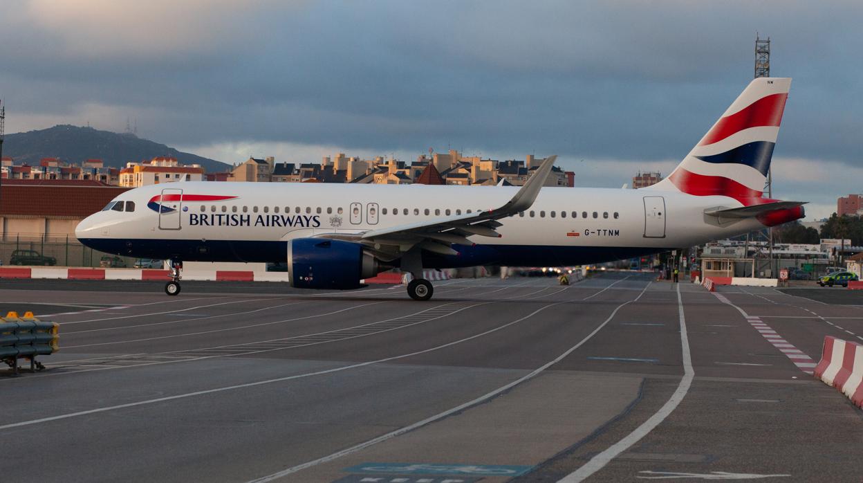 Un avión en la pista de aterrizaje de Gibraltar este lunes