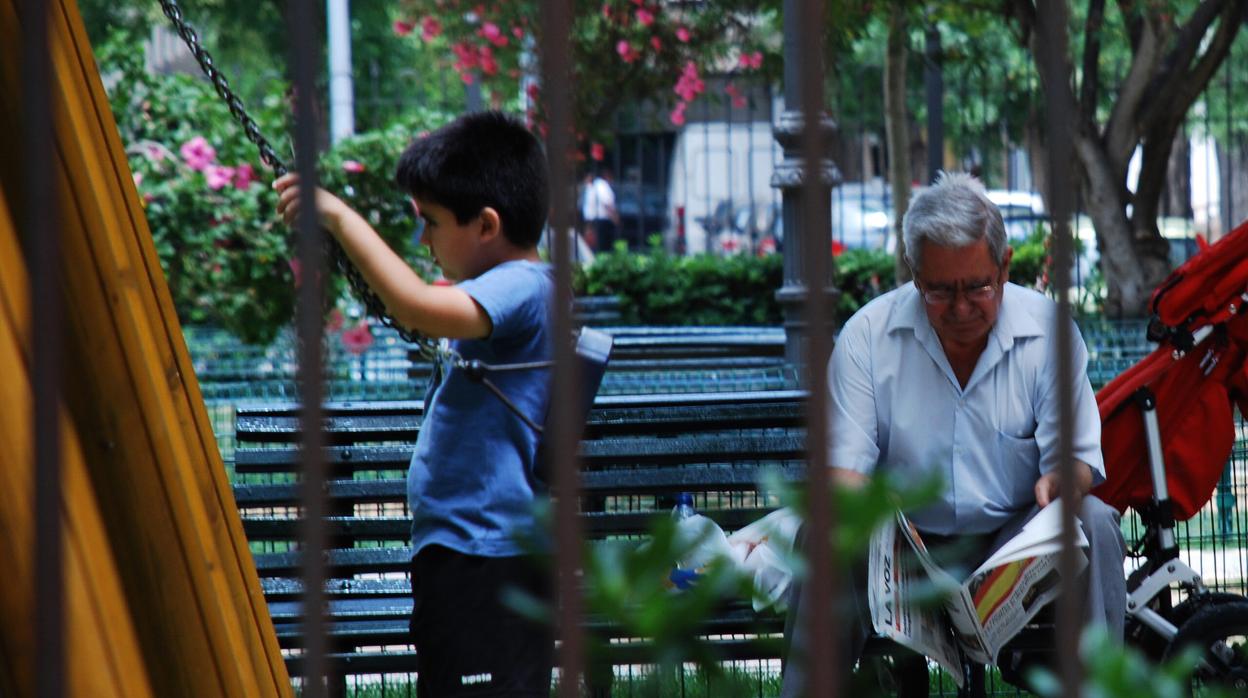 La demografía se invierte en Cádiz. Cada vez hay más mayores y menos niños